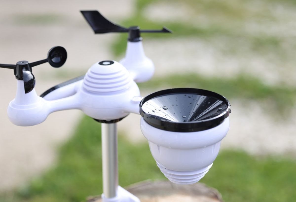 Messung von Temperatur, Luftfeuchtigkeit, Regen, Windgeschwindigkeit u.-richtung, UV-Index,Luftdruck und Taupunkt