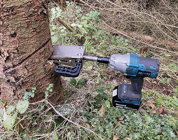 Anwendung Fällkeil/ Akkuschrauber nicht im Lieferumfang