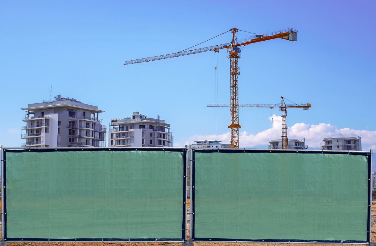 lässt sich passgenau mit Kabelbindern am Zaunelement befestigen