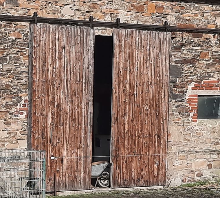 Bild 1: klassisches Scheunentor mit Schiebetorrollen