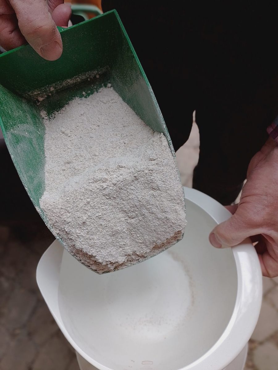 Feines Mehl....(Dinkel mit feinem Sieb)