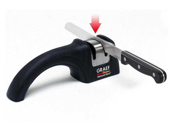 Anwendung: Messer in Schärfstufe 2 führen, GRAEF Messerschärfer mit Pfeilmarkierung