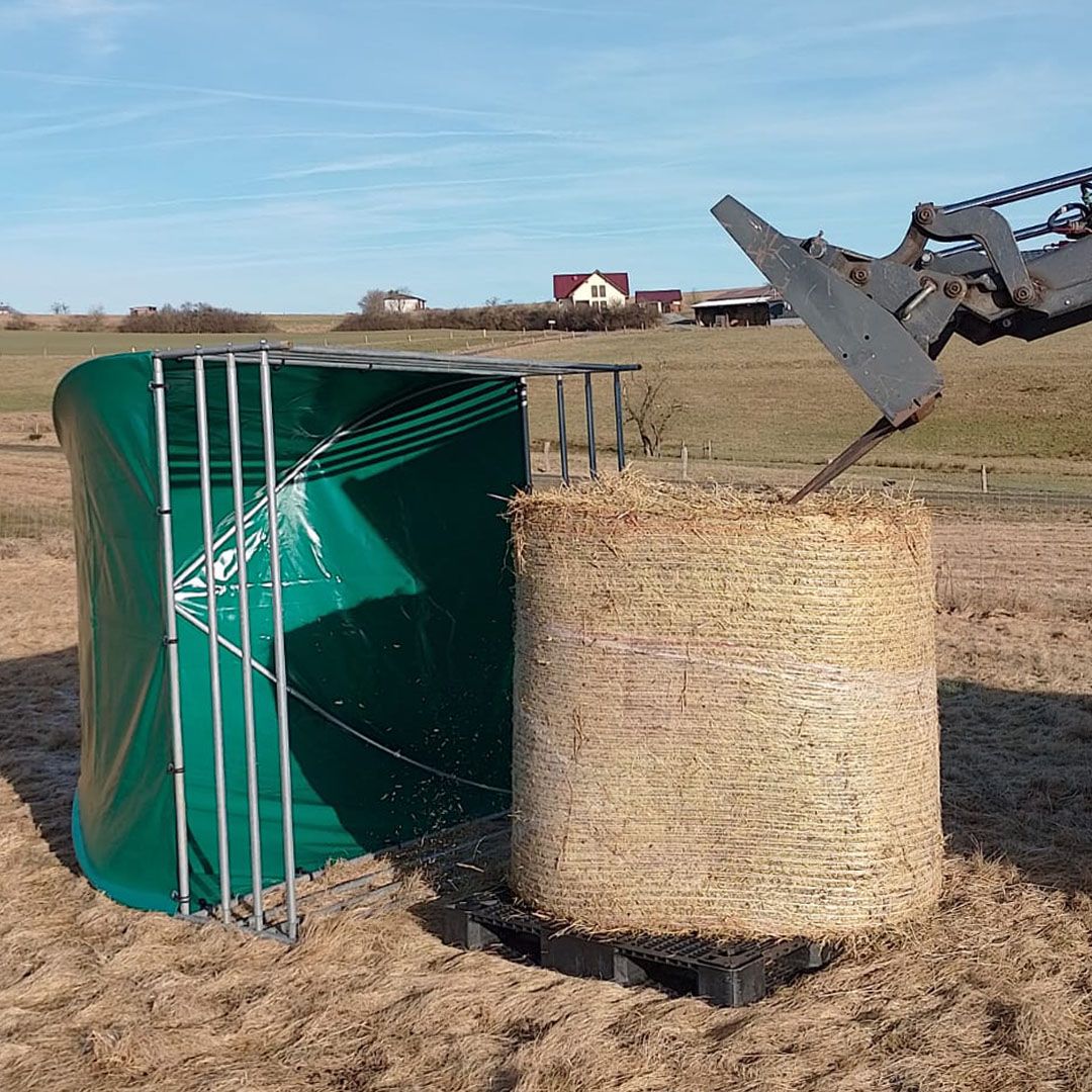 Raufe zur Seite kippen, (Tipp:) Heuballen auf Palette stellen