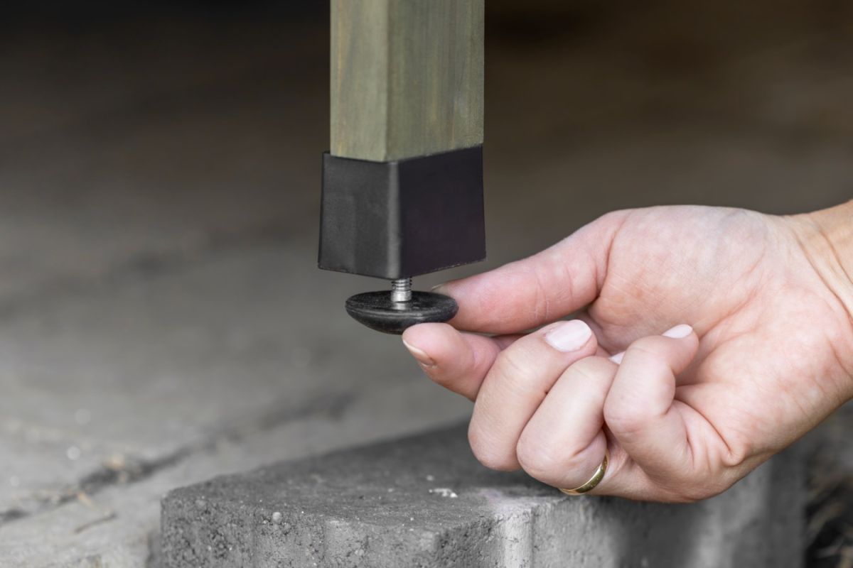 Hühnerhaus Tower - höhenverstellbare Kunststofffüße