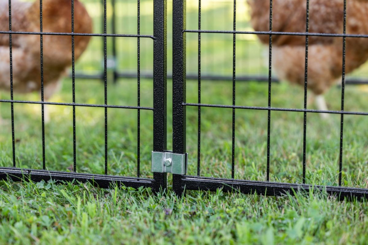 Detailansicht: Freigehege Space mit Dachplane - Verbinder der Gitterelemente