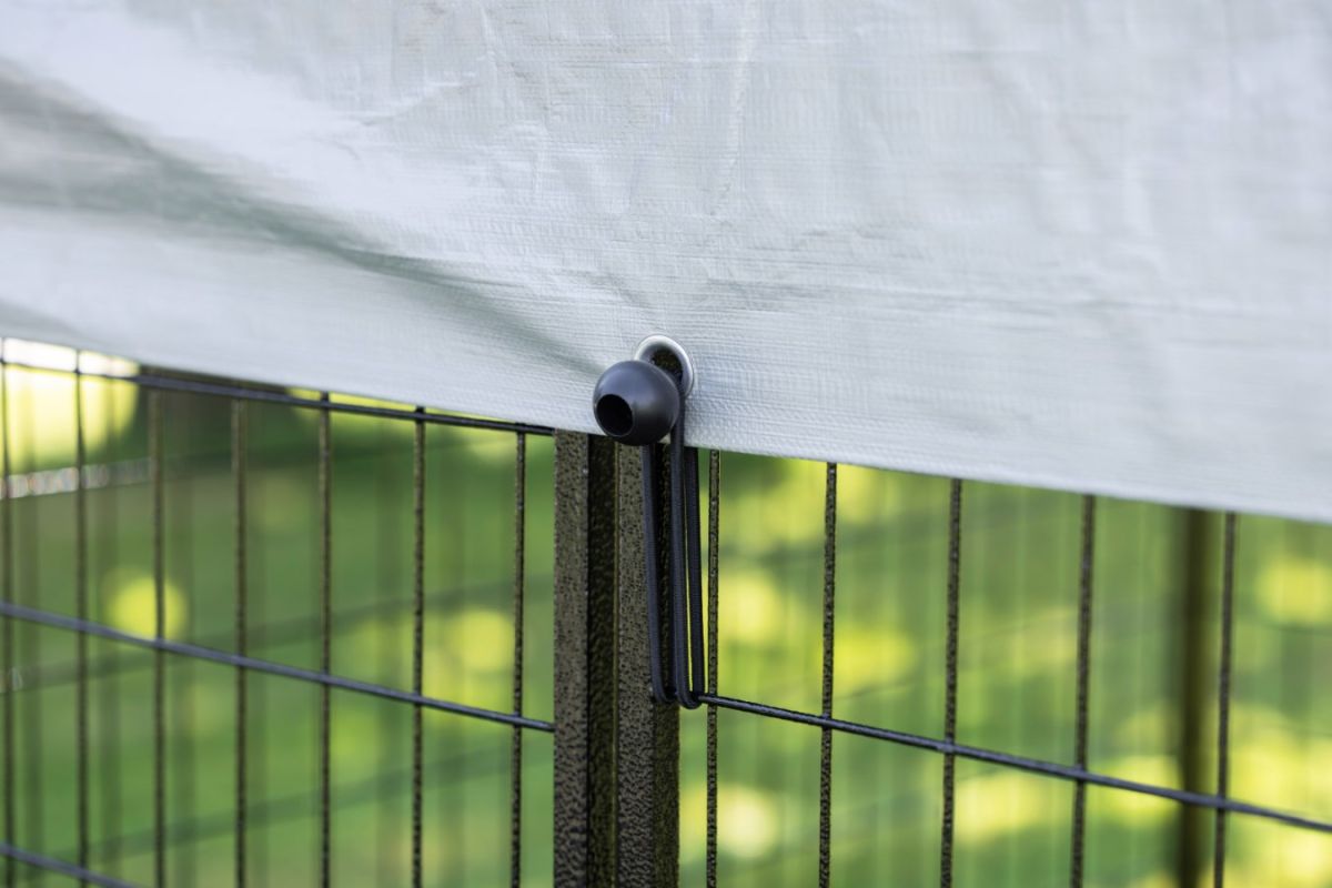 Detailansicht: Freigehege Space mit Dachplane - Befestigung dachplane