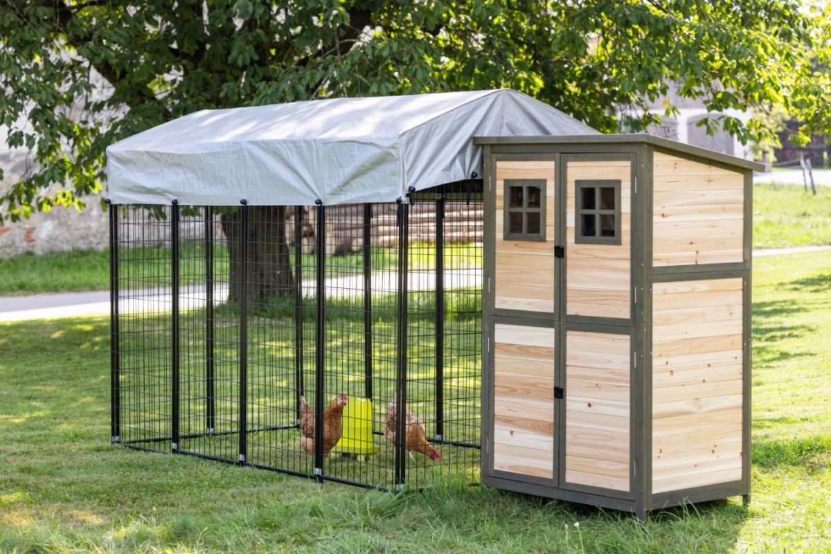 Freigehege Space mit Dachplane ist kombinierbar mit dem Hühnerhaus Tower (nicht im Lieferumfang; separat bestellbar)