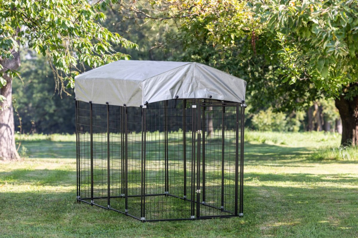 Freigehege Space mit Dachplane auf grüner Wiese