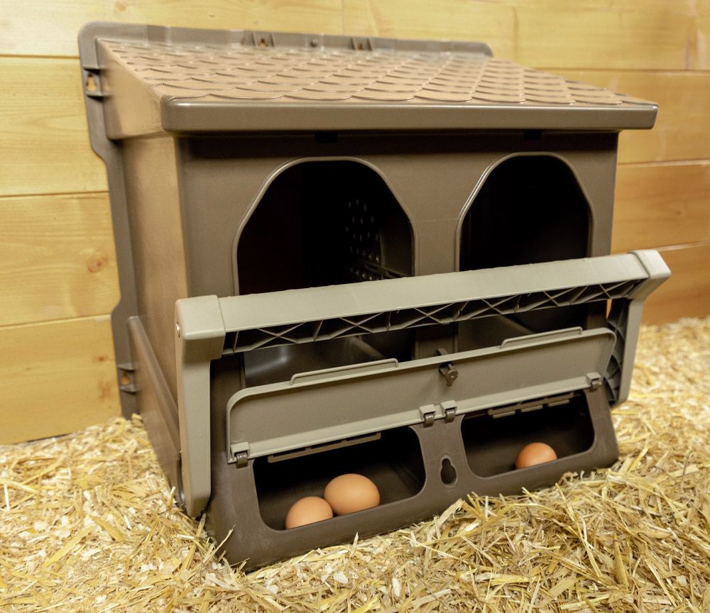 Abb. Legenest Kunststoff mit Nistschale (nicht im Lieferumfang) mit Eiern im Sammelfach und klappbarer Anflugstange