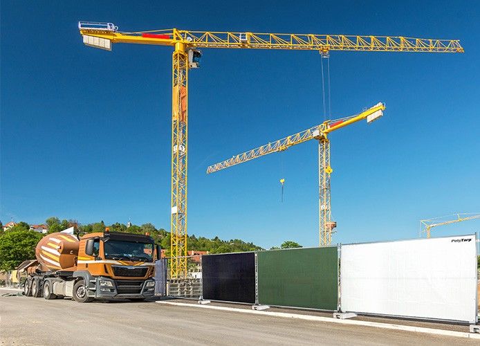 Bauzaunplane PolyTarp® 3,41 m x 1,76 m im Einsatz auf einer Baustelle