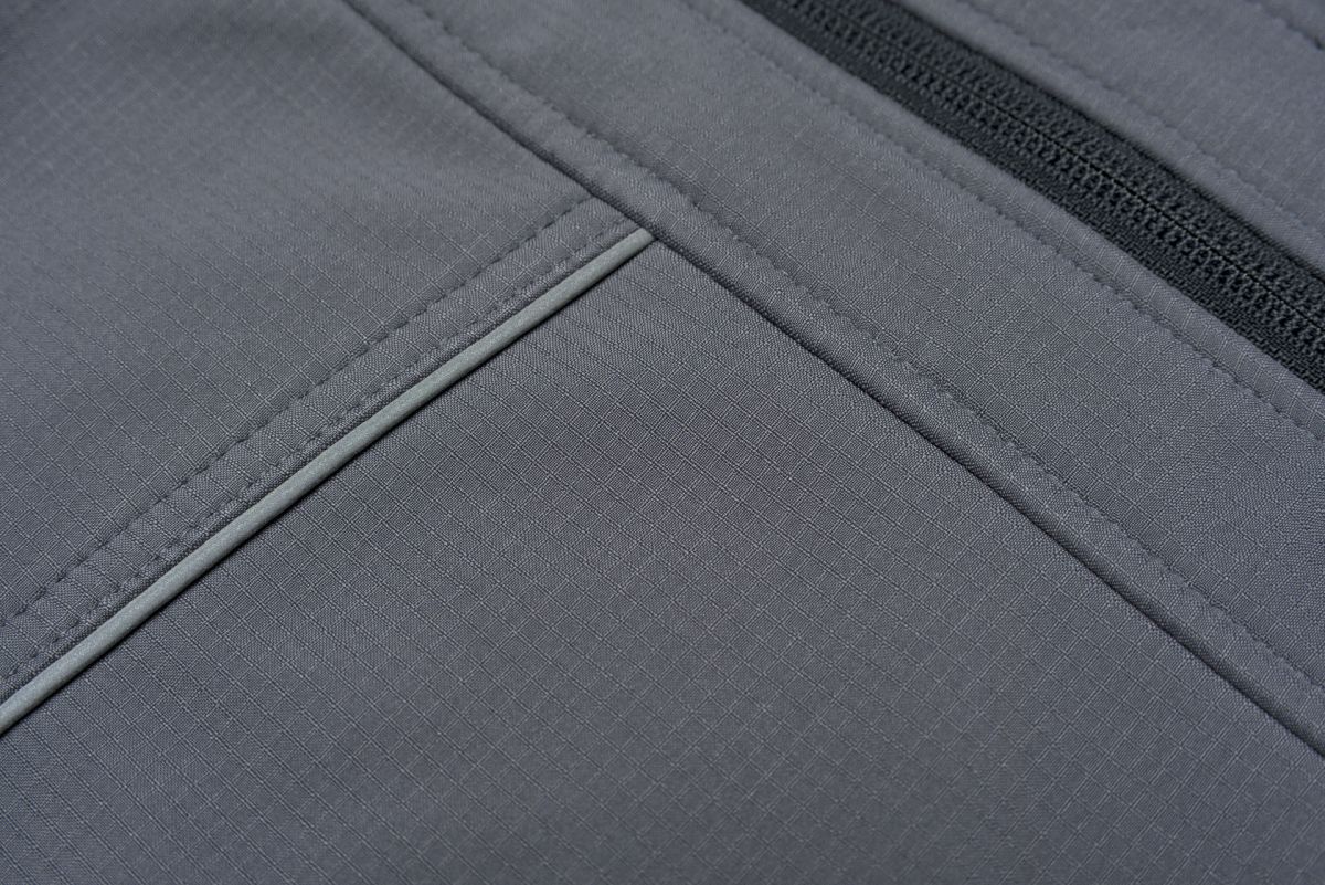 Durch das moderne Ripstop-Gewebe ist die Softshelljacke besonders reißfest.