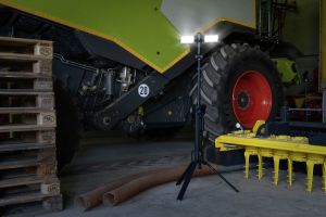 hybrid-arbeitsstrahler-tripod-3.jpg
