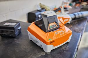 schnellladegeraet-stihl-al-300-2.jpg