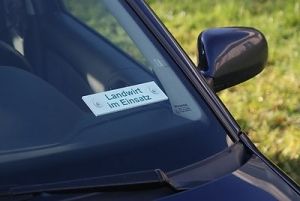 Schild "Landwirt im Einsatz"