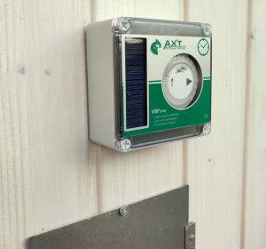 solarbetriebener-pfoertner-fuer-huehnerklappen-1.jpg