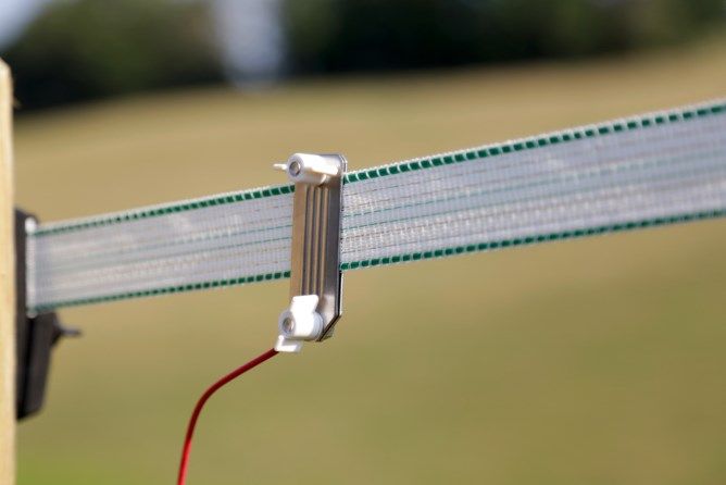 mechanisch und elektrisch perfekte Verbindung zwischen zwei Elektrozaunbändern