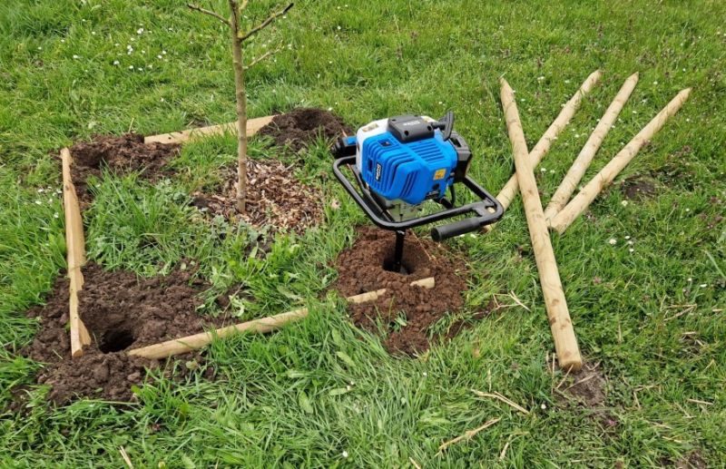 Motorbohrer Anwendung beim Setzen von Baumpfählen s. dazu unser eigenes Produktvideo unter dem Produkttext