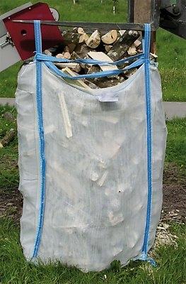 Holz-BigBag hängt gefüllt an Palettengabel