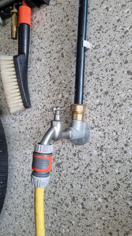 Anwendungsbeispiel: Montage eines Wasserhahns in der Garage