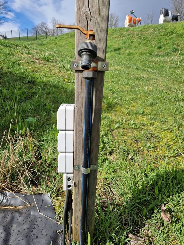 Kugelhahn am Holzpfosten - einfach angeschlossen an PE-Rohr