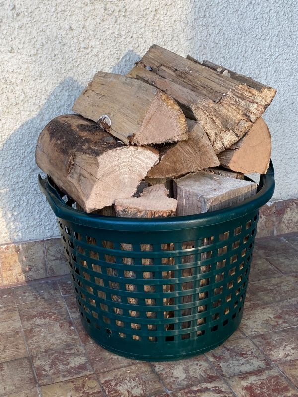 Korb mit Brennholz gefüllt - Transport - Lagerung - Trocknung