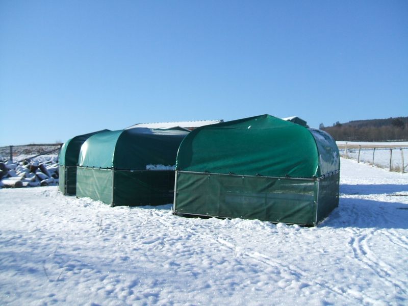 Ansicht Rückseite Weidezelte im winterlichen Sauerland