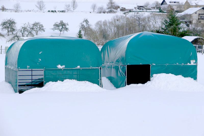 Weidezelte mit Plane oder Windschutznetz als Unterstand für die Winterweide