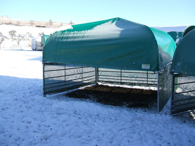 Weideunterstand mit Windschutznetzen im Schnee