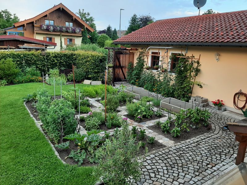 Pferdeabspritzdusche als Bewässerungshilfe im Garten - auch eine gute Idee