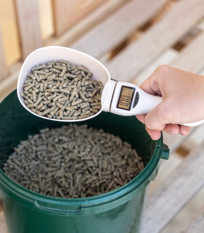 Digitale Futterschaufel mit Pellets