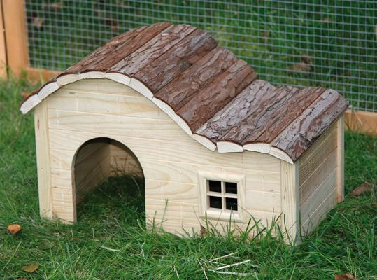 Wachtelhaus aus Holz auf der Wiese