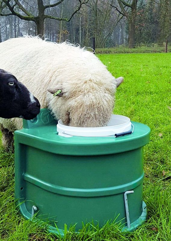 Isolierte Tränke 20 Liter (Heringe  nicht im Lieferumfang)