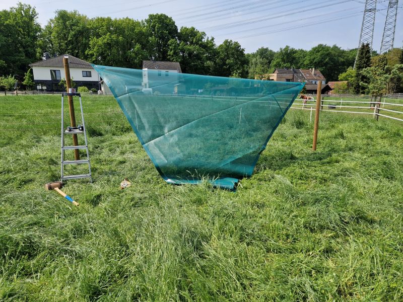 Ein dritter Pfosten sollte ca. 70 cm tiefer liegen, dami Regenwasser schnell abzufließen kann