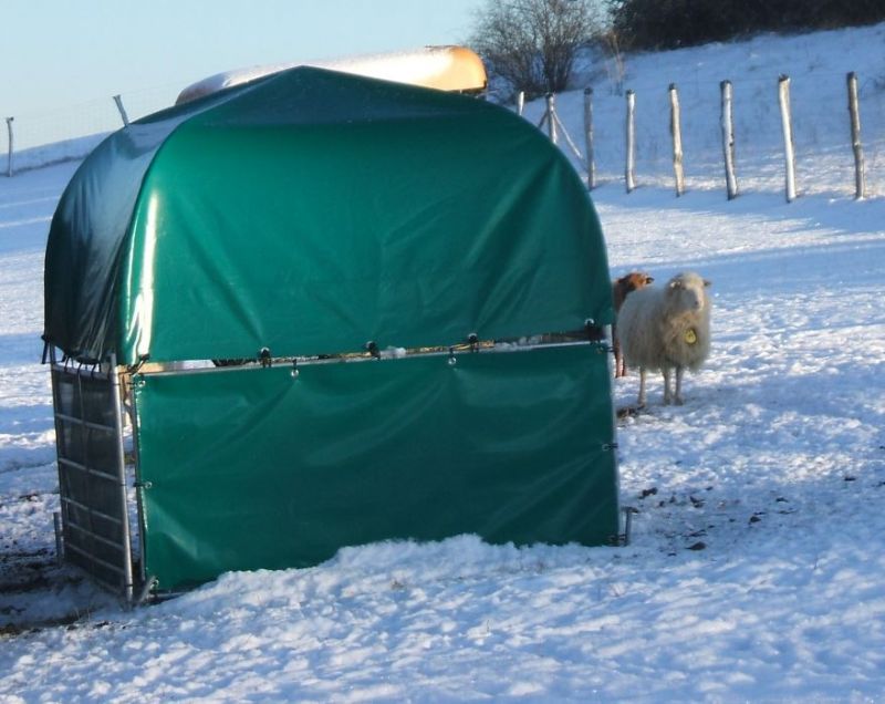 Weidezelt klein mit Planen für die Wintertage